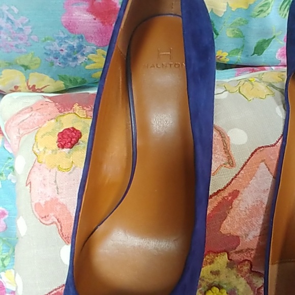 HALSTON BLUE SUEDE PUMPS - Picture 6 of 7